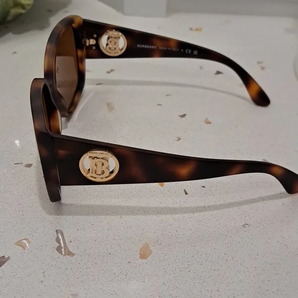 NWT Burberry sunglasses - Picture 5 of 9